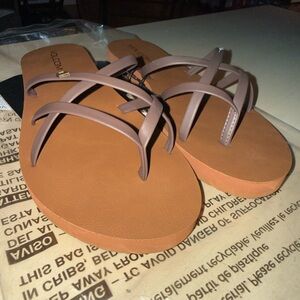 Volcom women’s brown flip flops